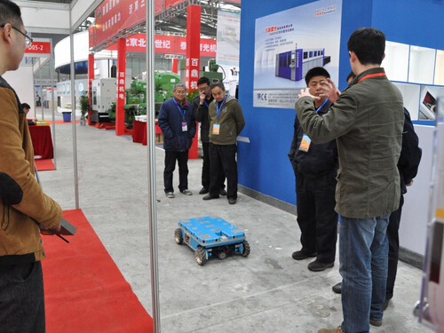 星空xingkong(中国)参加2015中国西部国际装备制造业博览会-技术人员向观众讲解产品-2.jpg