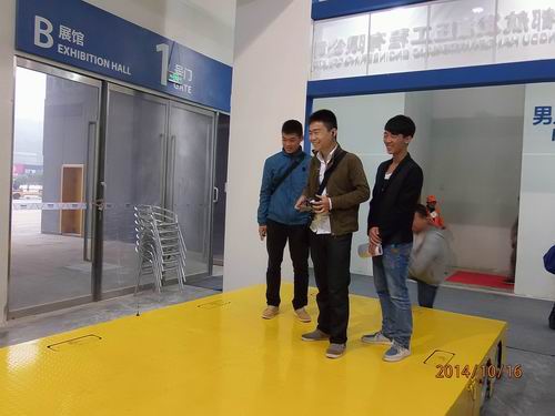 星空xingkong(中国)参展2014绵阳科博会-观众对全向移动平台表现了浓厚的兴趣.jpg